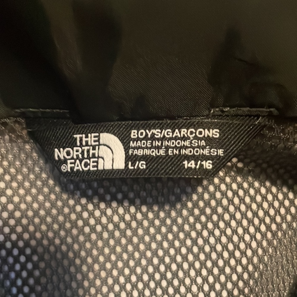 Boy’s NorthFace Jacket. Waterproof, lightweight, insulated. Black, Boy’s Large. - Picture 2 of 4